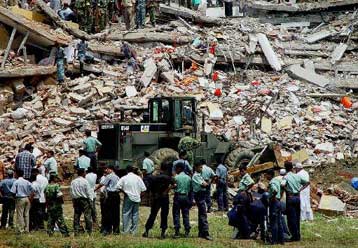 Αγώνας διάσωσης εκατοντάδων εργαζομένων στα ερείπια εργοστασίου στο Μπαγκλαντές