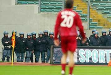 Θα κλείσει τις θύρες των γηπέδων η ιταλική κυβέρνηση αν συνεχιστούν τα επεισόδια