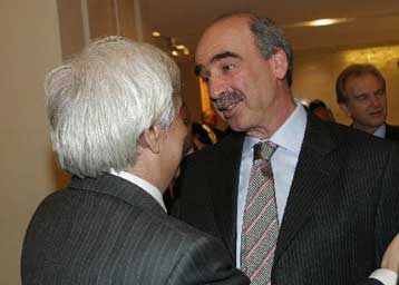 Με «οδηγό» τα ΚΕΠ ανοίγει το θέμα του ωραρίου στο Δημόσιο