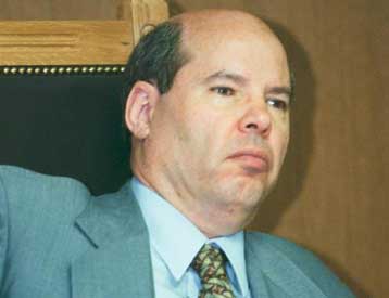 Γραφολογικές εκθέσεις εκτός δικογραφίας προκαλούν ένταση στη δεύτερη δίκη του ΕΛΑ