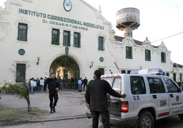 Δεκατρείς νεκροί κατά τη διάρκεια εξέγερσης σε φυλακές της Αργεντινής