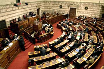 Με αντιπαράθεση μεταξύ ΠΑΣΟΚ και ΝΔ ξεκίνησε στη Βουλή η συζήτηση για το Ευρωσύνταγμα