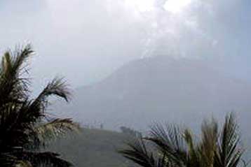 Συναγερμός στη Σουμάτρα λόγω έκρηξης ηφαιστείου