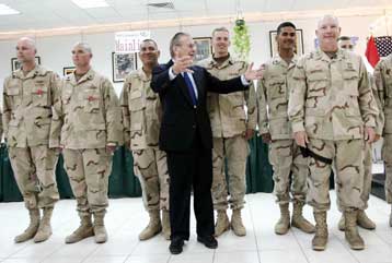 Αιφνιδιαστική επίσκεψη Ράμσφελντ στην πόλη Κανταχάρ του Αφγανιστάν