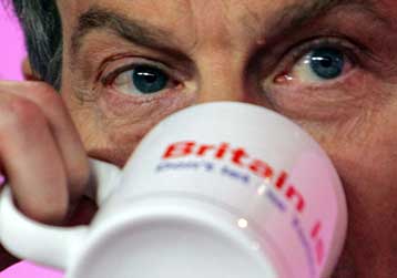 Οικονομική ανάπτυξη και κοινωνική πολιτική κυριαρχούν στο εκλογικό μανιφέστο Μπλερ