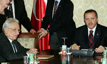 Προκλήσεις στο Αιγαίο, παρά την παρουσία Μολυβιάτη στην Αγκυρα