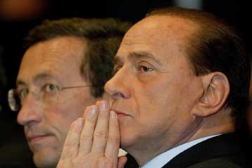 Να ζητήσει ψήφο εμπιστοσύνης από το Κοινοβούλιο παρακινεί ο Φίνι τον Μπερλουσκόνι