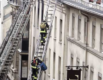 Τουλάχιστον 20 νεκροί από πυρκαγιά σε ξενοδοχείο του Παρισιού
