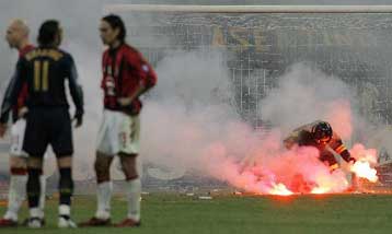 Στο εδώλιο ο οπαδός της Ίντερ που πέταξε τη φωτοβολίδα