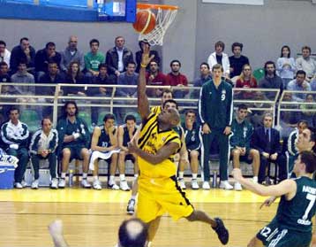 Επιστρέφει στην 25η ημέρα ο Μπλάκνεϊ, μία αγωνιστική σε Ολυμπιακό και ΠΑΟΚ