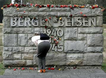 Τελετή μνήμης για την απελευθέρωση του στρατοπέδου συγκεντρώσεως Μπέργκεν-Μπέλσεν