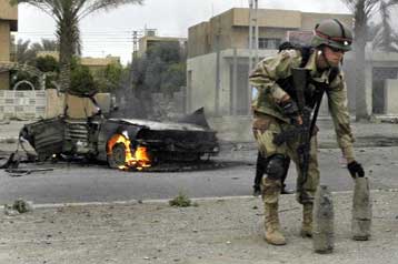 Αιματηρές επιθέσεις και απειλές αντιστασιακών βυθίζουν στην αβεβαιότητα το Ιράκ