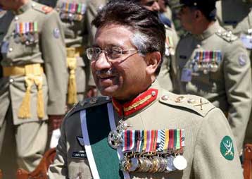 Στην Ινδία ο Πακιστανός πρόεδρος Μουσαράφ για πρώτη φορά σε διάστημα τετραετίας