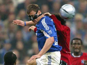 Η Σάλκε χαρίζει τον τίτλο στην Μπάγερν, ηττήθηκε και από το Αμβούργο (2-1)