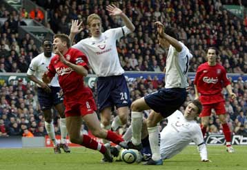 Έχασε πέναλτι και βαθμούς η Λίβερπουλ-Πάντα στον δρόμο του Champions League η Μπόλτον