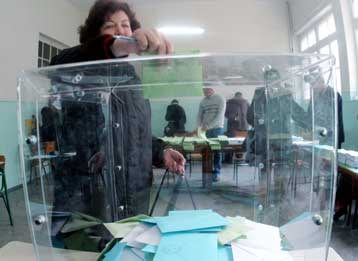 Στο 1,4% η διαφορά της ΝΔ από το ΠΑΣΟΚ, σύμφωνα με δημοσκόπηση της Metron Αnalysis