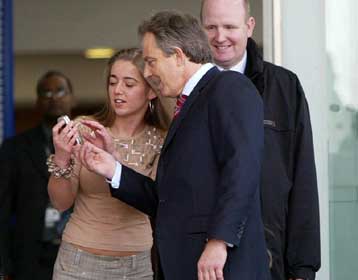 Τρίτη θητεία Μπλερ «έδειξαν» οι δημοσκοπήσεις στον κυριακάτικο Τύπο της Αγγλίας