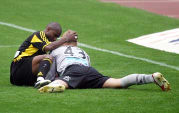 Με πολύ άγχος, η ΑΕΚ 2-1 την Ξάνθη και ο Ολυμπιακός 2-0 στην Καλαμαριά