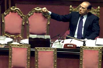 Νέα προσπάθεια Μπερλουσκόνι να αποφύγει τις πρόωρες εκλογές