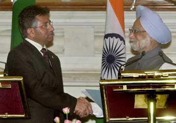 Με δεσμεύσεις ειρήνευσης «έκλεισε» η επιτυχής επίσκεψη Μουσαράφ στην Ινδία