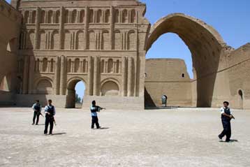 Ακαρπες οι έρευνες για τον εντοπισμό των ομήρων στην πόλη Μαντάιν του κεντρικού Ιράκ