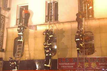 Μία γυναίκα κρατείται στο Παρίσι σχετικά με την πυρκαγιά στο ξενοδοχείο με μετανάστες