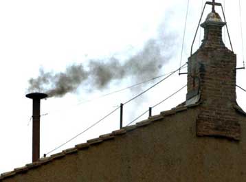 Μαύρος καπνός αναδύεται και πάλι από την καμινάδα της Καπέλα Σιστίνα