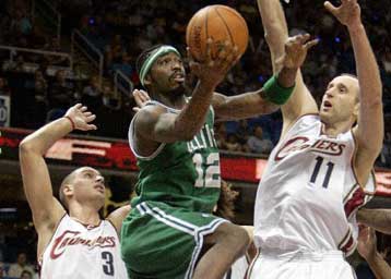 Το Κλίβελαντ διατηρεί τις ελπίδες του για μία θέση στα πλέι οφ του NBA