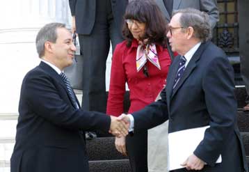 Οι οικονομικές εξελίξεις στην ατζέντα της συνάντησης Κ.Καραμανλή- Ντ.Τζόνστον