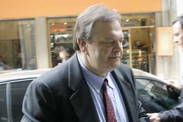 «Ατακτη υποχώρηση» στο θέμα του «βασικού μετόχου» καταλογίζει στην κυβέρνηση το ΠΑΣΟΚ