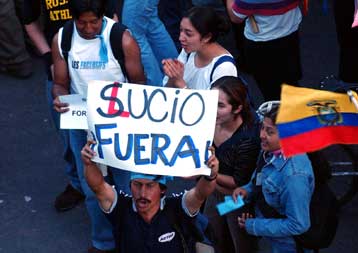 Δύο νεκροί και δεκάδες τραυματίες σε συγκρούσεις αστυνομίας-διαδηλωτών στον Ισημερινό