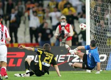 Η ΑΕΚ έσπασε τα δοκάρια, ο Ολυμπιακός πήρε τη νίκη στον πρώτο ημιτελικό του Κυπέλλου