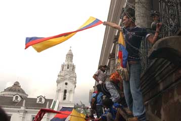 Ανετράπη ο πρόεδρος του Ισημερινού Λούσιο Γκουτιέρες μετά από βίαιες διαδηλώσεις
