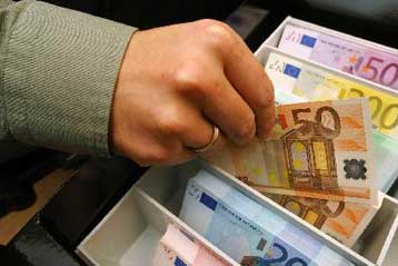 Ασφυκτικούς όρους στις μεταφορές κονδυλίων του Γ΄ΚΠΣ θέτει η Κομισιόν