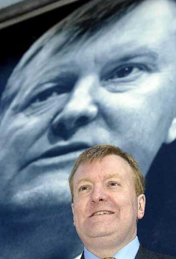 Ο «χαζομπαμπάς» της Βρετανίας που θέλει τη δεύτερη θέση στο πολιτικό σκηνικό