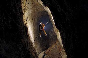 Σπηλαιολόγοι καταρρίπτουν το ρεκόρ στη βαθύτερη σπηλιά του κόσμου