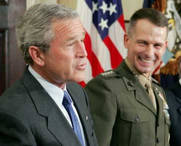 Στενός συνεργάτης του Ράμσφελντ αναλαμβάνει την ηγεσία των Ένοπλων Δυνάμεων των ΗΠΑ