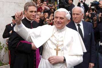 Τεράστια η ζήτηση για βιβλία του νέου Πάπα Βενεδίκτου ΙΣτ από συμπατριώτες του