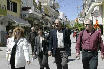 Βολές του ΣΥΝ κατά της κυβέρνησης για το ωράριο και τις αυξήσεις στα φάρμακα