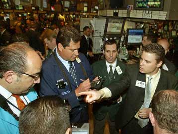 Απώλειες στη Γουόλ Στριτ, κέρδη στην Ευρώπη την Παρασκευή