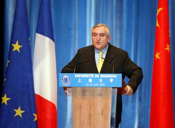 Ο Ραφαρέν παροτρύνει τους Γάλλους να πουν «ναι» στο Ευρωσύνταγμα