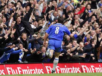 Κέρδισε αλλά περιμένει για να πανηγυρίσει η Τσέλσι-Νέα «αυτοκτονία» της Λίβερπουλ