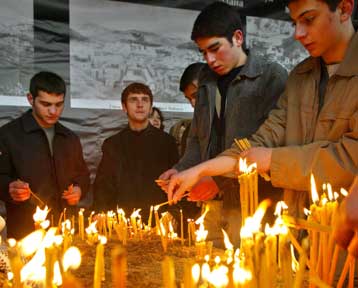 Πορεία μνήμης χιλιάδων Αρμενίων στο Ερεβάν στην 90ή επέτειο της γενοκτονίας