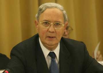 «Προσγείωση» της οικονομίας στο 3% το 2005 προβλέπει η ΤτΕ