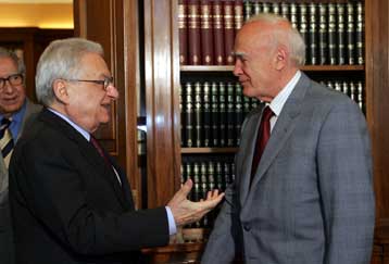 Ενημέρωση του Κάρολου Παπούλια από τον Π.Μολυβιάτη για τα εθνικά θέματα