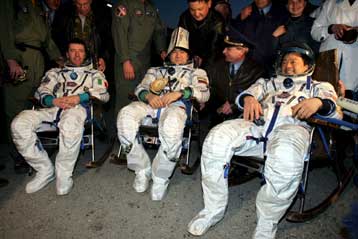 Ρωσική κάψουλα μεταφέρει πίσω τρεις επιβάτες από τον Διεθνή Διαστημικό Σταθμό