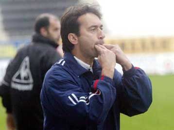 Η διοίκηση του ΟΦΗ στηρίζει τον Χατζηνικολάου, που επικρίνεται από τους φιλάθλους