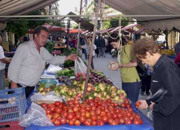 Παρεμπόριο και παρατυπίες στις λαϊκές αγορές διαπίστωσε το ΥΠΑΝ