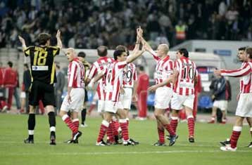 Για την πρόκριση αλλά και για την γαλήνη σε αποδυτήρια, κερκίδες παίζει ο Ολυμπιακός