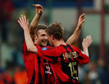 Το μισό εισιτήριο για την Κωνσταντινούπολη έκοψε η Μίλαν, 2-0 την Αϊντχόφεν